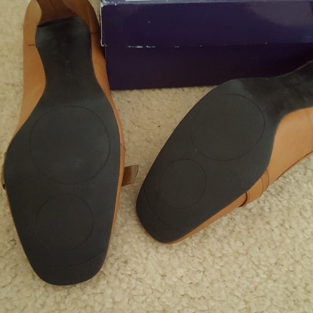 Tan heels - Picture 3 of 3